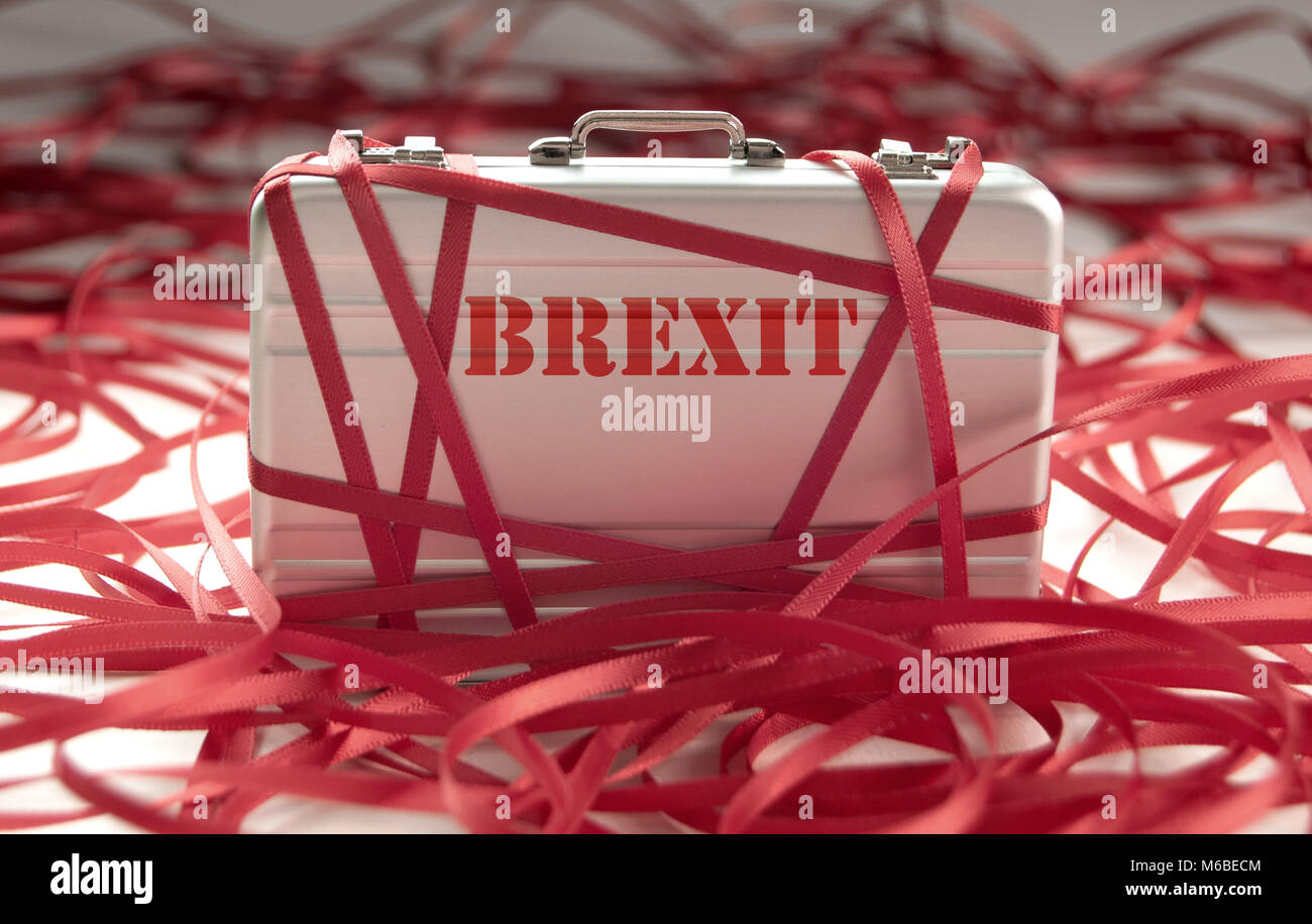 Rotes Klebeband um einen Aktenkoffer mit der Bezeichnung brexit Stockfoto