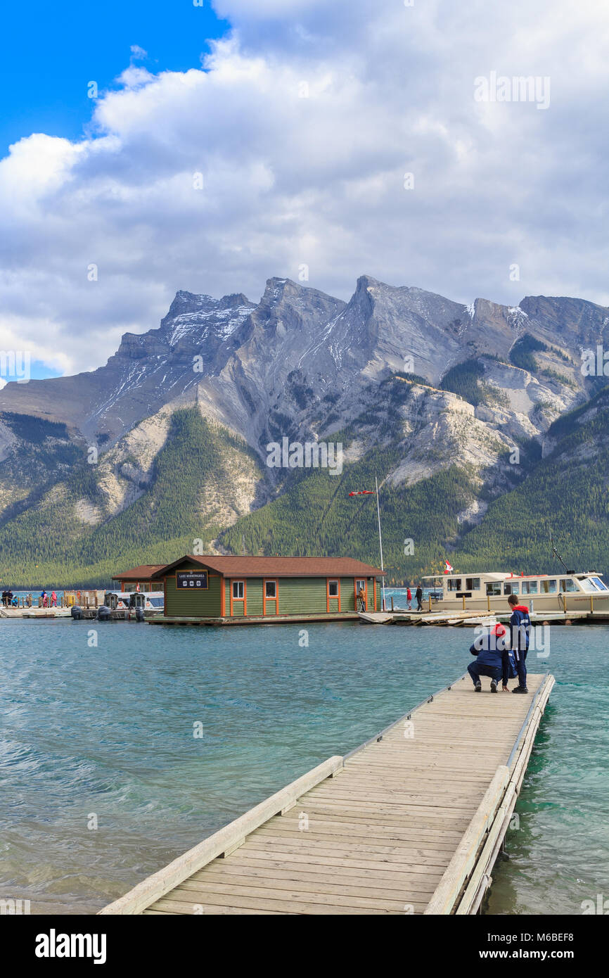 Banff, Alberta/Kanada - Oktober 06, 2017: Kinder genießen den Blick auf Lake Minnewanka Stockfoto