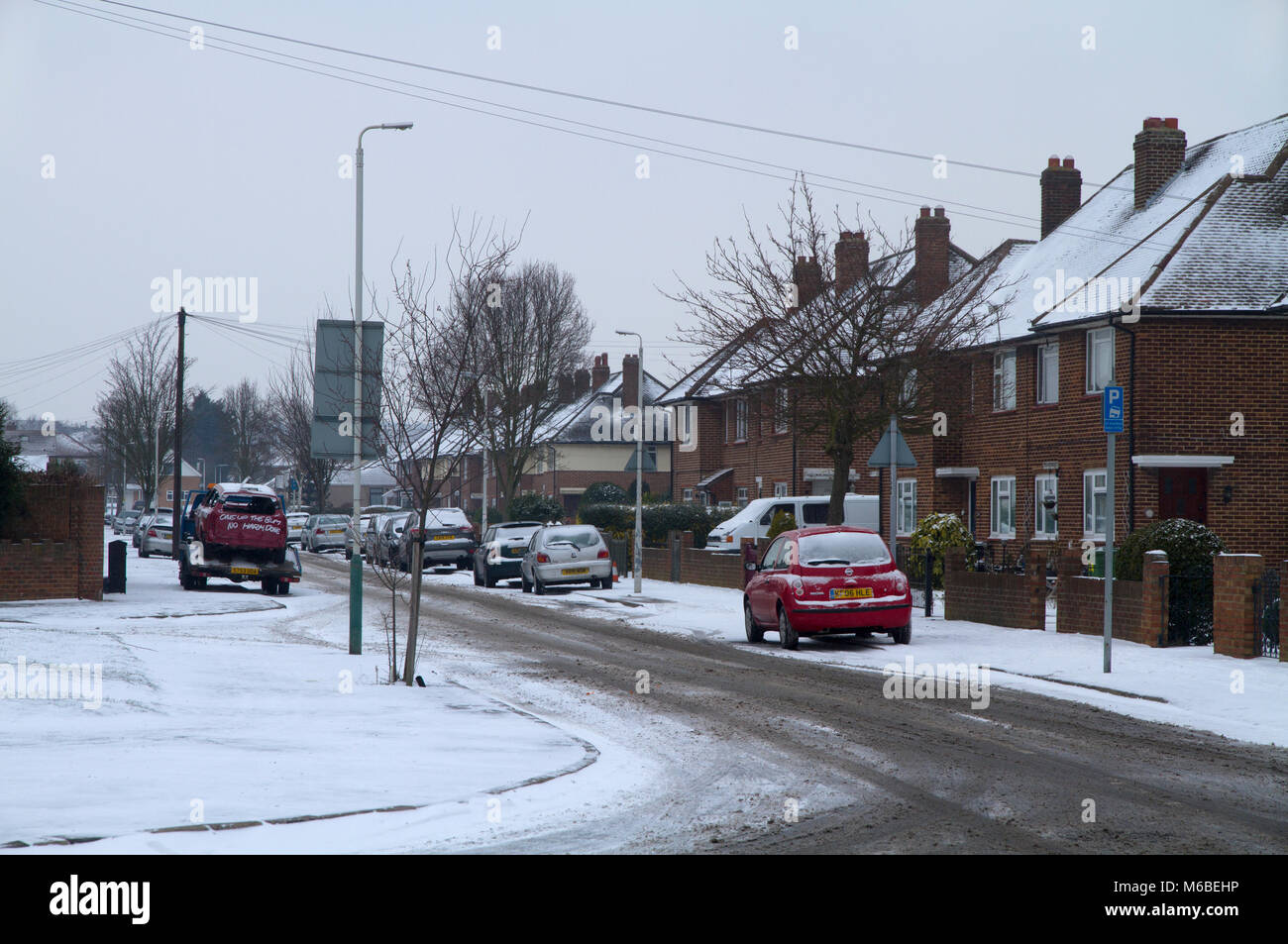 Ein Schnee über die Strasse, an der Kreuzung mit der White Hart Lane im Collier Row, Essex abgedeckt. Stockfoto
