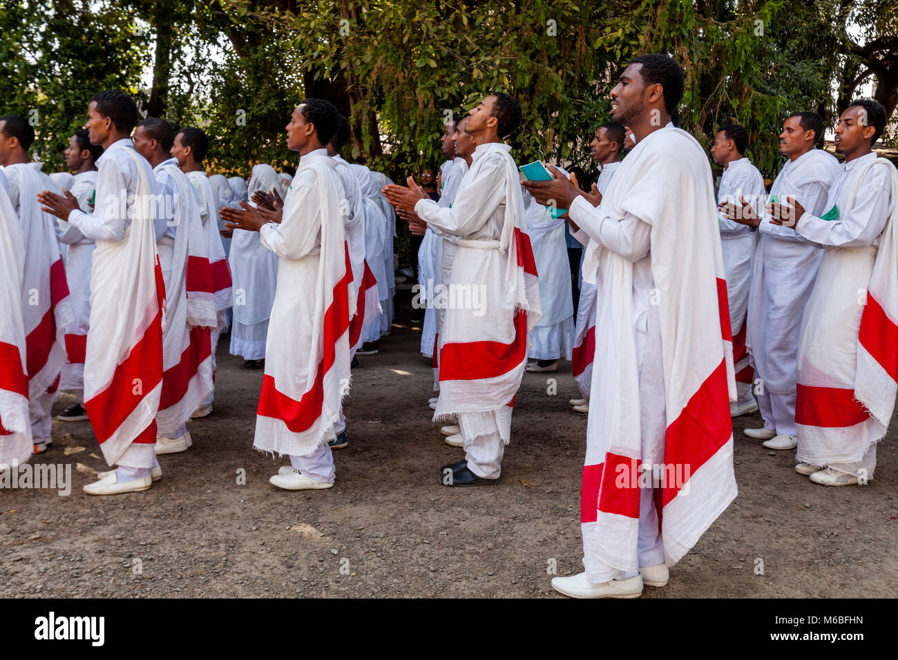 Äthiopisch-orthodoxen Christen in traditionellen weißen Feiern Timkat (Epiphanie) an Kidist Mariam Kirche, Addis Abeba, Äthiopien gekleidet Stockfoto