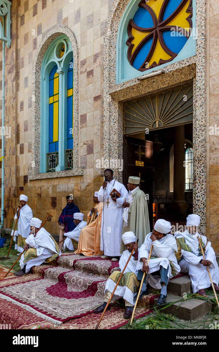 Eine Äthiopische Orthodoxe Christliche Priester gibt eine Predigt an Kidist Mariam Kirche zu Beginn des Timkat (Epiphanie) Feiern, Addis Abeba, Ethiopi Stockfoto