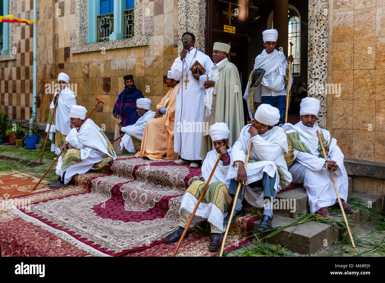 Eine Äthiopische Orthodoxe Christliche Priester gibt eine Predigt an Kidist Mariam Kirche zu Beginn des Timkat (Epiphanie) Feiern, Addis Abeba, Ethiopi Stockfoto