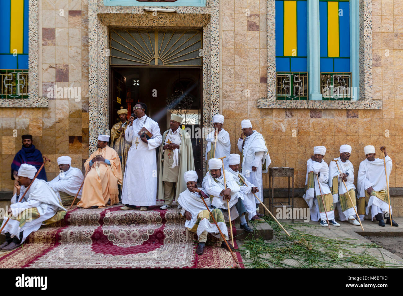 Eine Äthiopische Orthodoxe Christliche Priester gibt eine Predigt an Kidist Mariam Kirche zu Beginn des Timkat (Epiphanie) Feiern, Addis Abeba, Ethiopi Stockfoto