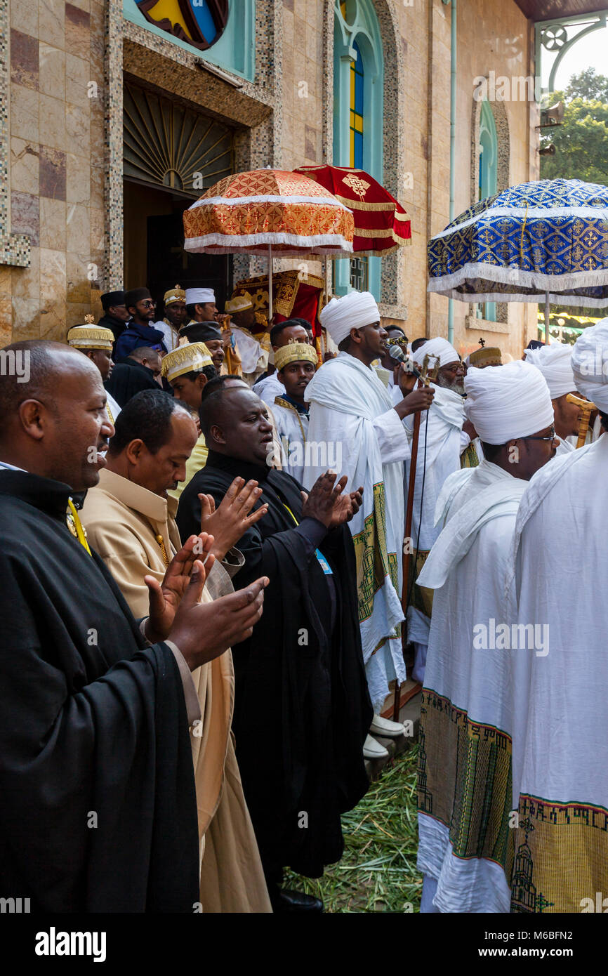 Äthiopische Orthodoxe Christliche Priester und Diakone feiern die drei Tage Festival der Timkat (Epiphanie) an Kidist Mariam Kirche, Addis Abeba, Äthiopien Stockfoto