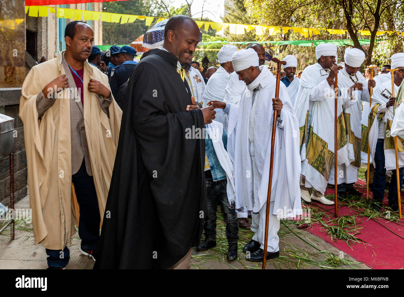 Äthiopische Orthodoxe Christliche Priester und Diakone feiern die drei Tage Festival der Timkat (Epiphanie) an Kidist Mariam Kirche, Addis Abeba, Äthiopien Stockfoto