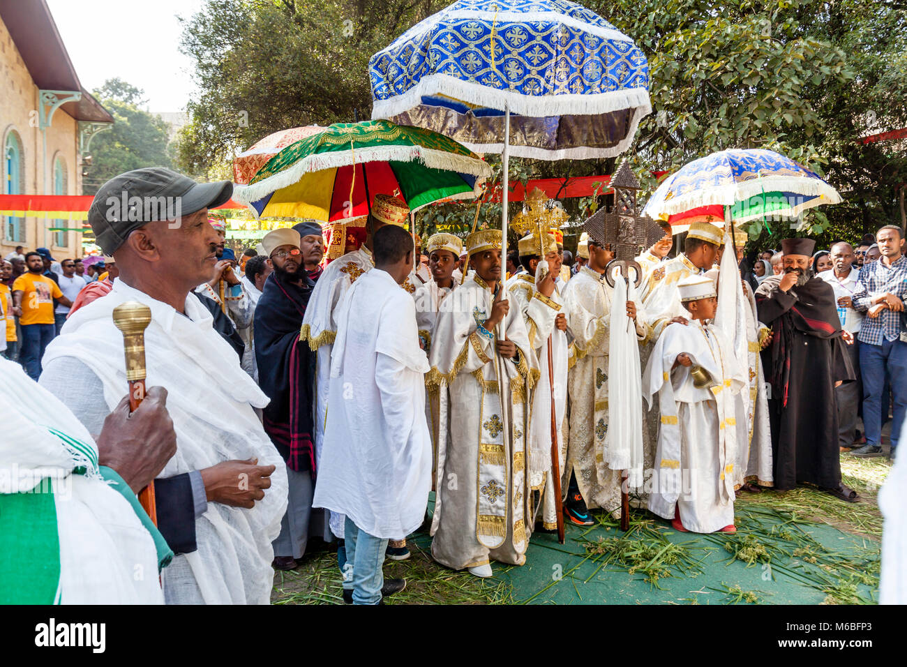 Eine Prozession der äthiopischen orthodoxen Priester und Diakone verlassen Kidist Mariam Kirche während Timkat (Epiphanie) Feiern, Addis Abeba, Äthiopien Stockfoto