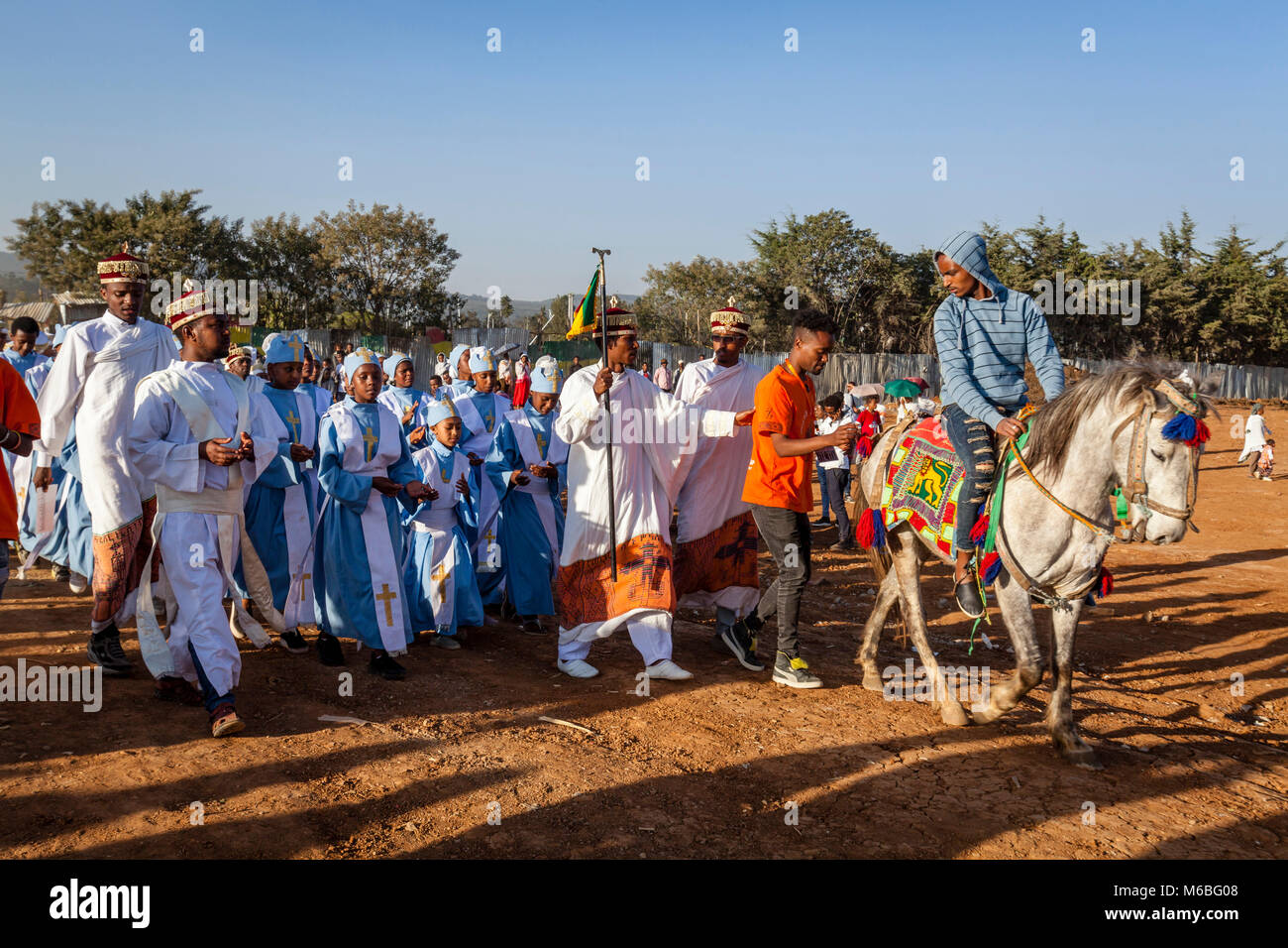 Eine Prozession der Äthiopischen Orthodoxen Christen kommen an der Jan Meda Sportsgound zu feiern Timkat (Epiphanie), Addis Abeba, Äthiopien Stockfoto