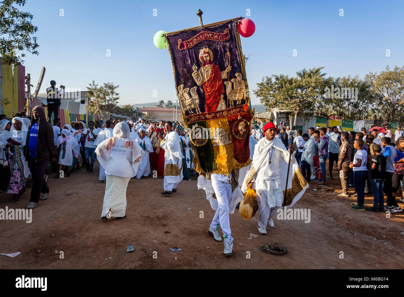 Eine Prozession der Äthiopischen Orthodoxen Christen kommen an der Jan Meda Sportsgound zu feiern Timkat (Epiphanie), Addis Abeba, Äthiopien Stockfoto