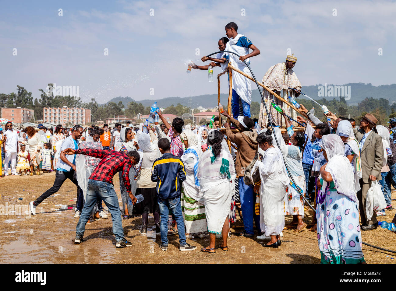 Äthiopische Christen sind mit Weihwasser besprengt die Taufe Jesu im Jordan, Timkat (Epiphanie), Addis Abeba, Äthiopien zu feiern. Stockfoto