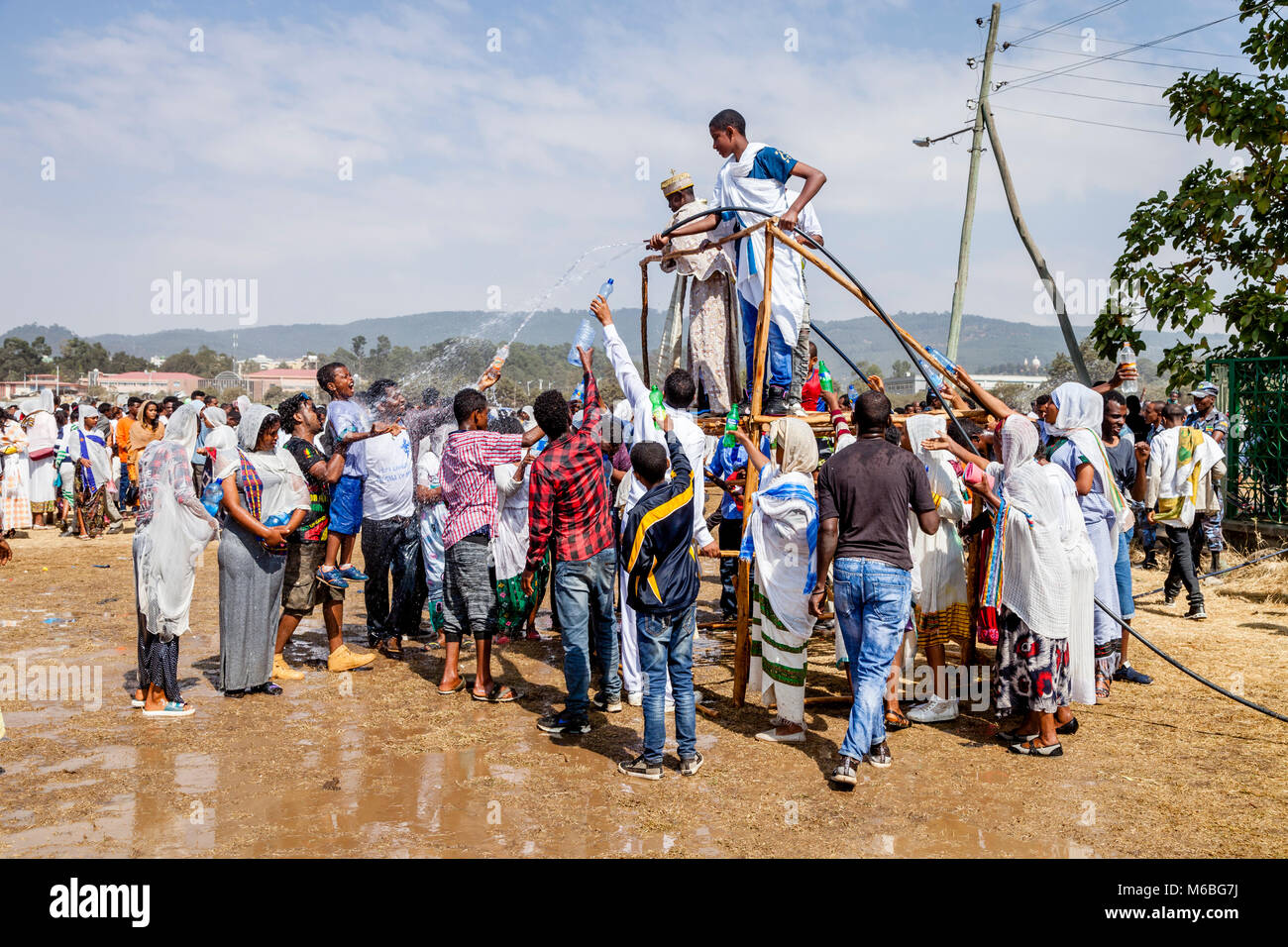 Äthiopische Christen sind mit Weihwasser besprengt die Taufe Jesu im Jordan, Timkat (Epiphanie), Addis Abeba, Äthiopien zu feiern. Stockfoto