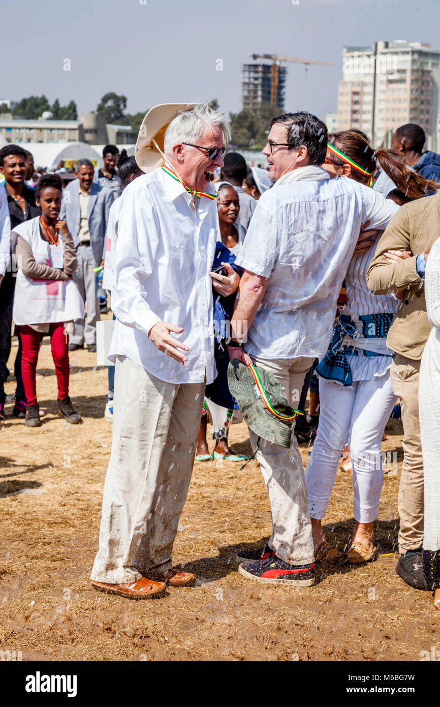 Touristen sind mit Weihwasser während Timkat (Epiphanie) Feiern, Jan Meda-Sportplatz, Addis Abeba, Äthiopien sprengte Stockfoto