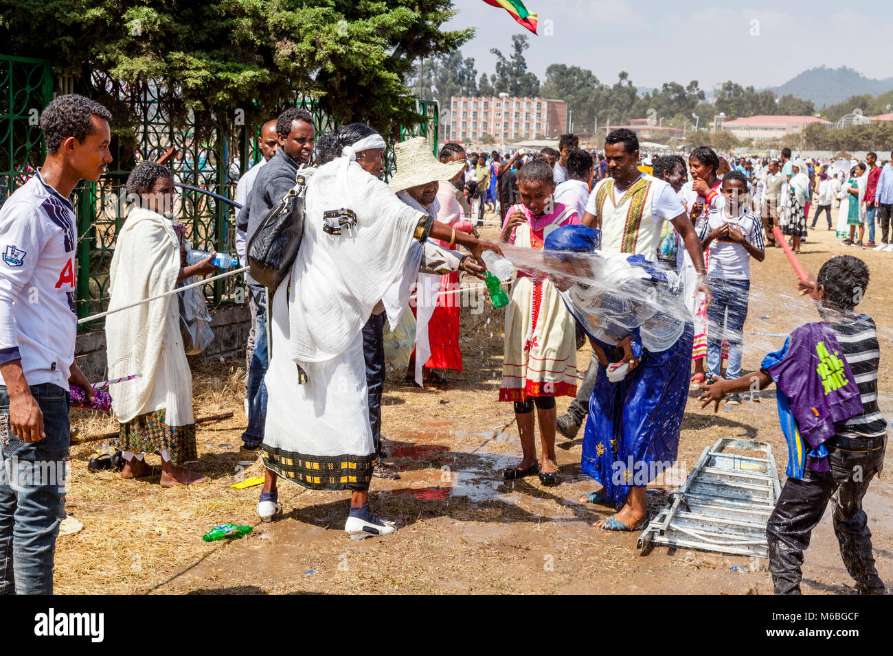 Äthiopische Christen sind mit Weihwasser besprengt die Taufe Jesu im Jordan, Timkat (Epiphanie), Addis Abeba, Äthiopien zu feiern. Stockfoto