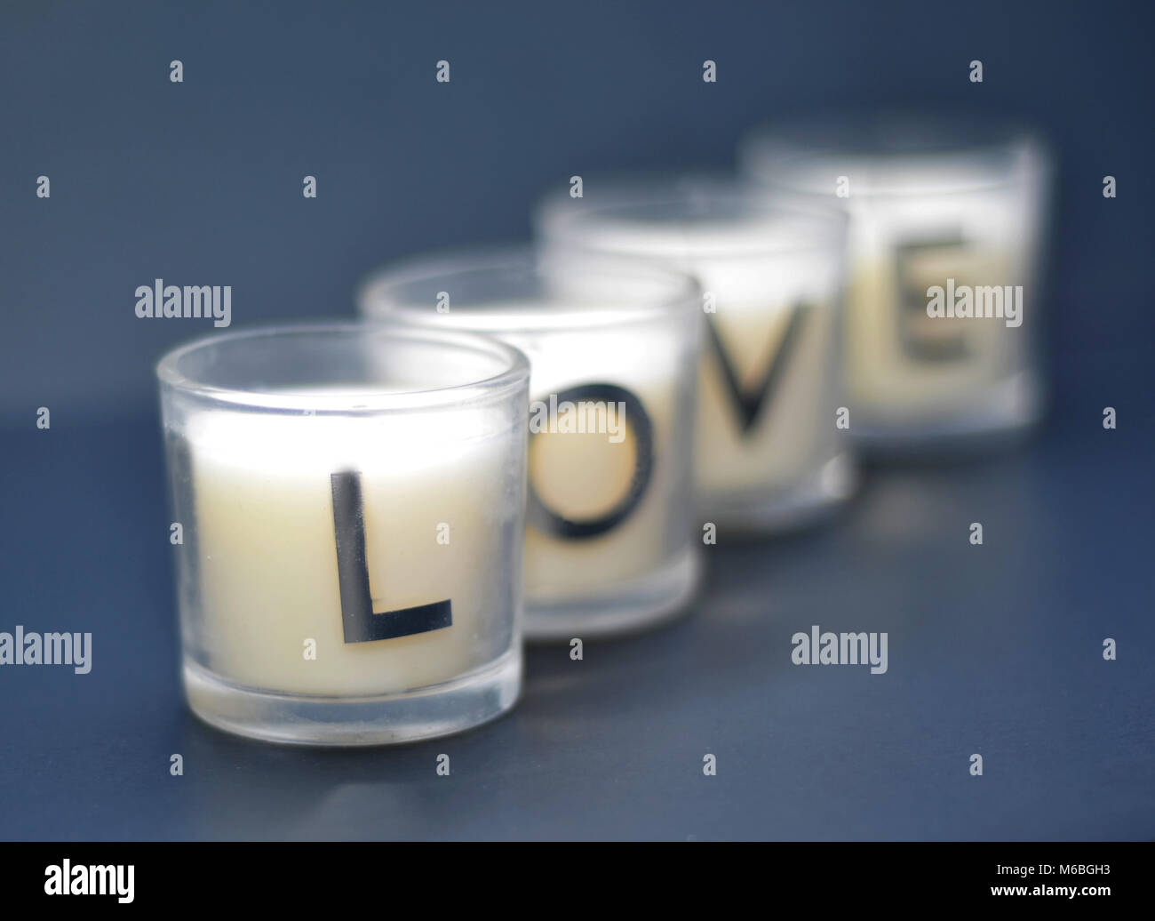 Liebe Kerzen in einer Reihe mit Bokeh Stockfoto