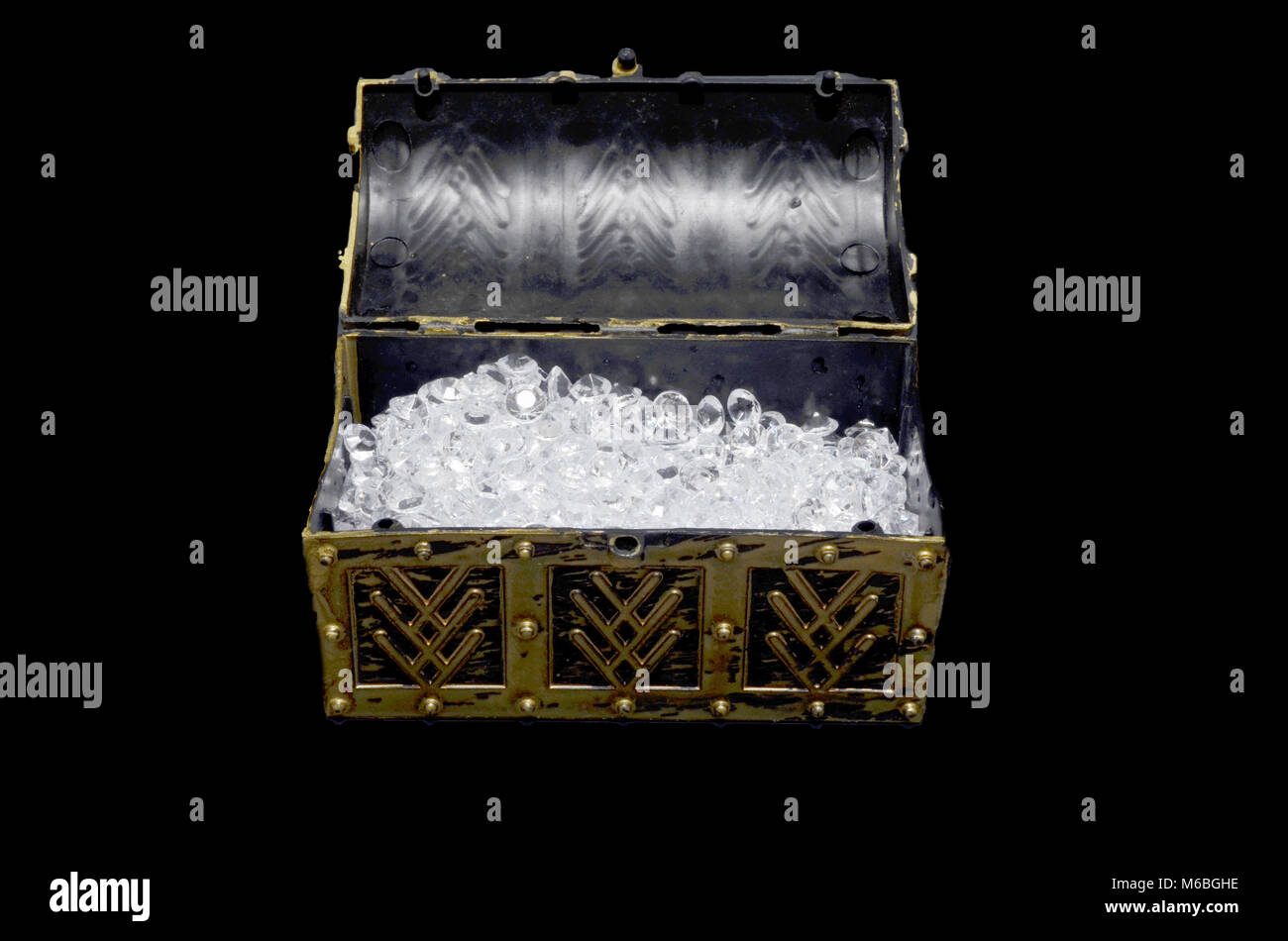 Öffnen Schatztruhe voller Diamanten Stockfoto