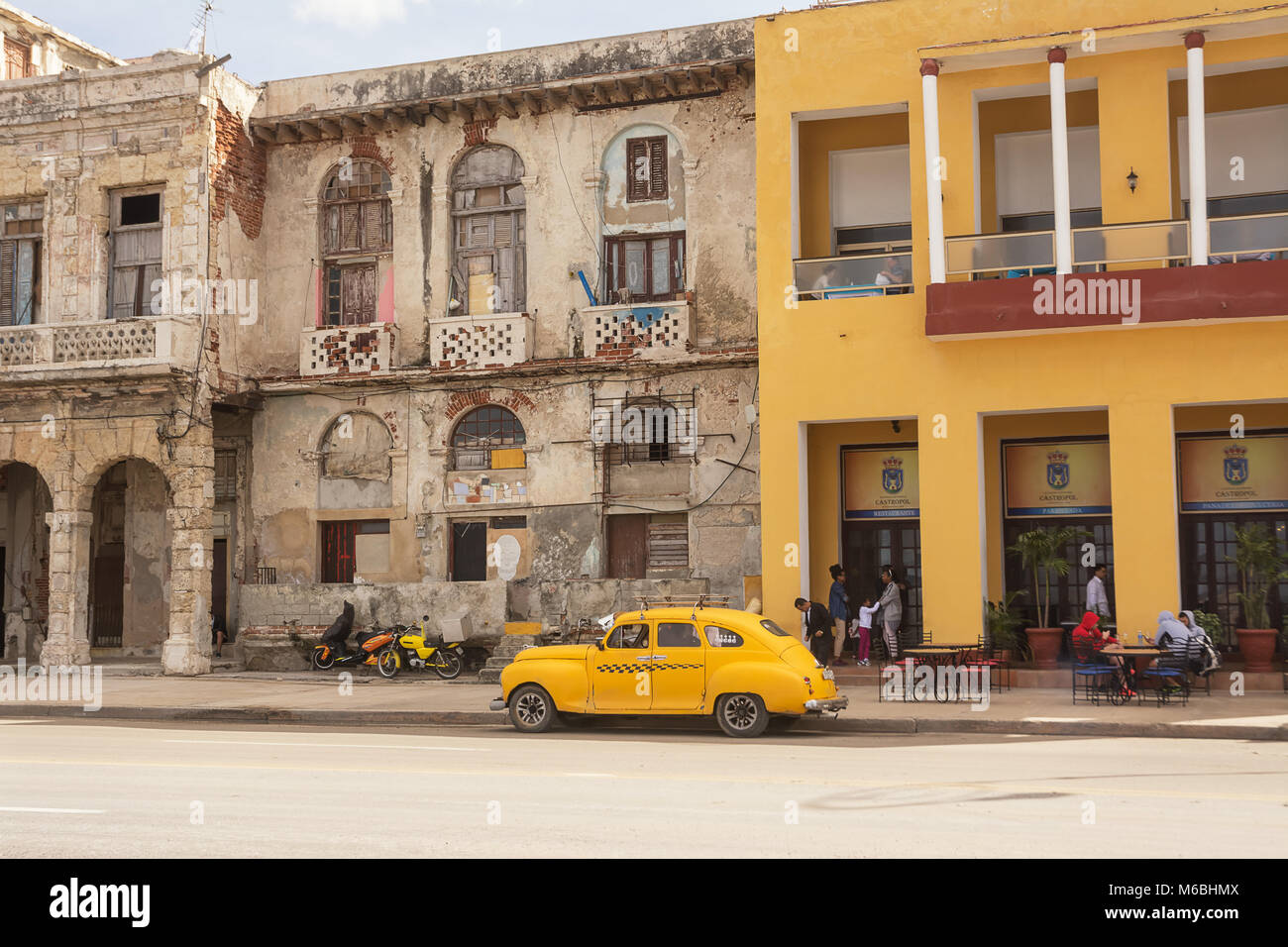 Havanna, Kuba - Dezember 11, 2017: Kontrast zwischen renoviert und dekadenten Gebäude am Malecón von Havanna Stockfoto