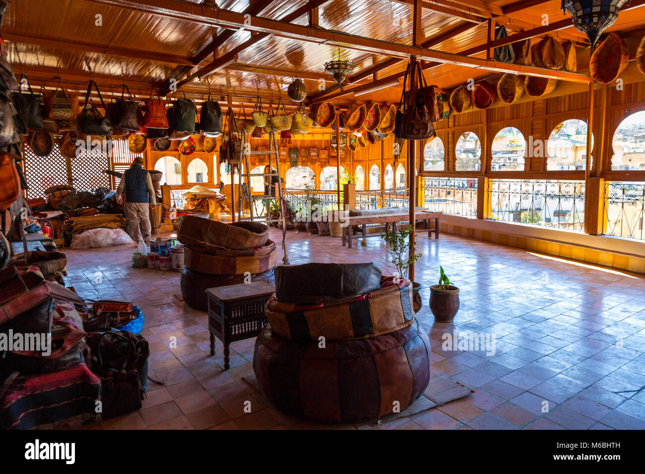 Leder Shop mit Blick auf den Chaouwara Gerbereien in Fez, Marokko Stockfoto