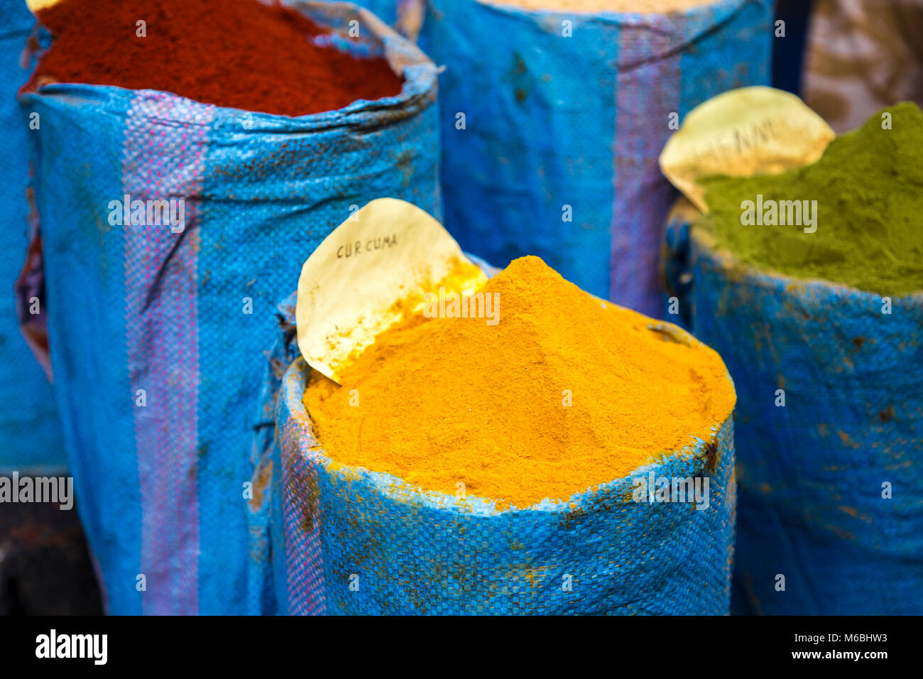 Bunten Gewürzen (Curcumin, Henna und Rote Paprika) für den Verkauf in den Souks (Markt) in Fes, Marokko Stockfoto