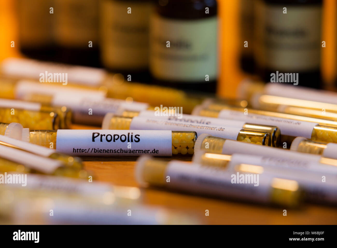 Medizinische Glasröhrchen mit Propolis-Kügelchen Stockfoto
