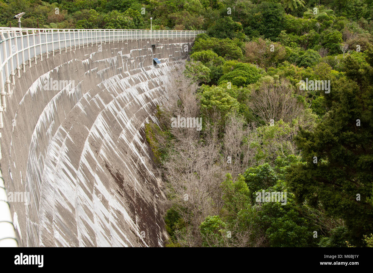 Beton Wand ein Mann aus Dam Stockfoto