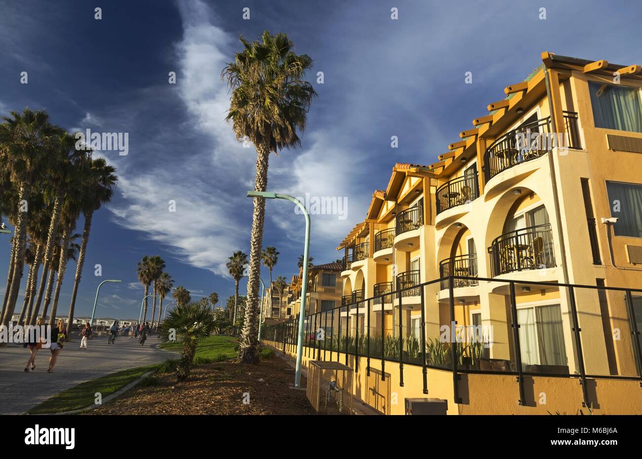 Touristen zu Fuß durch Luxus Waterfront Hotel Urlaub in Pacific Beach San Diego, Kalifornien Stockfoto