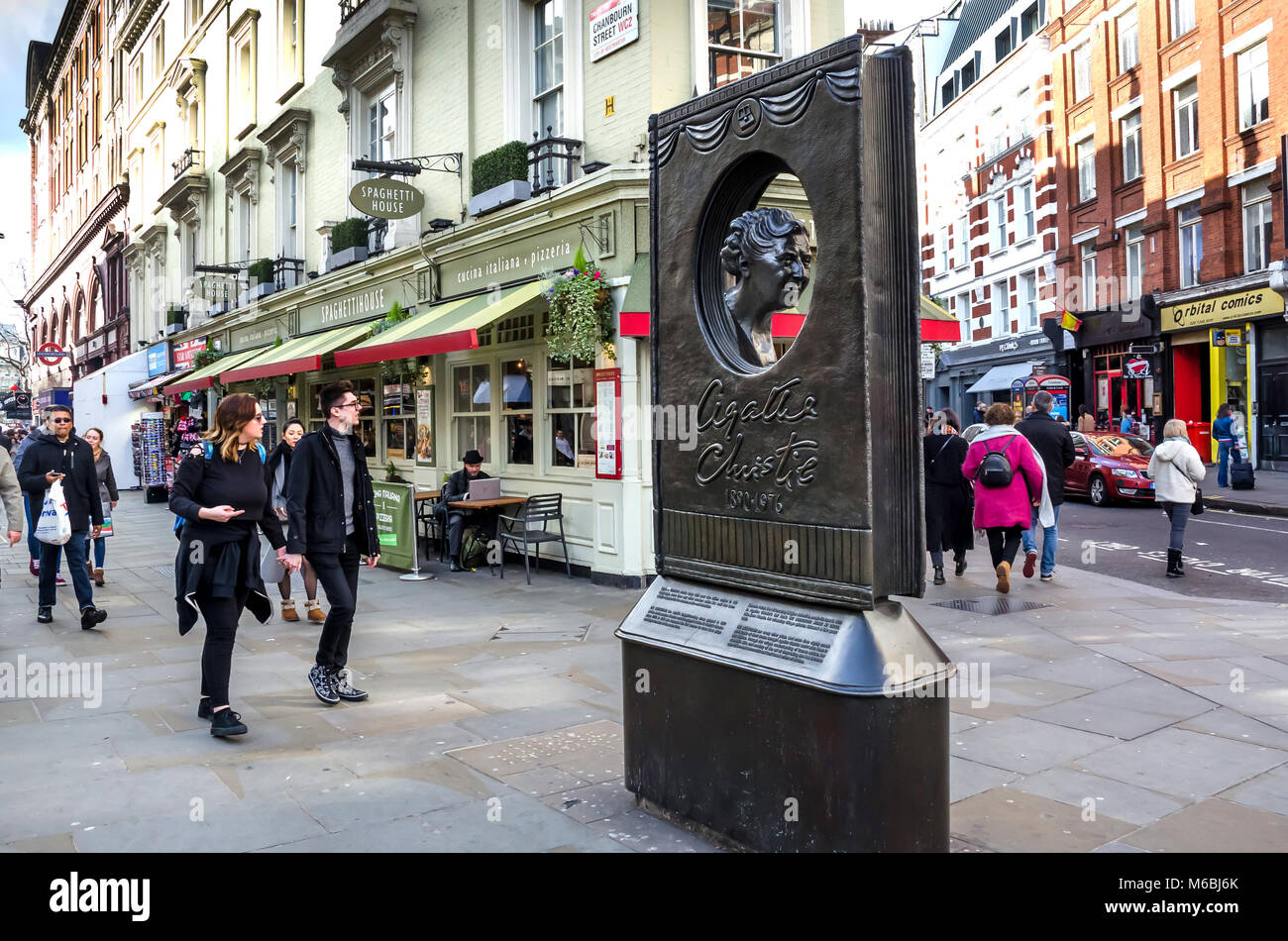 LONDON, Großbritannien - 18.Februar 2018: Agatha Christie Buch geformten bronze Denkmal an der Cranbourn Street, Covent Garden, London. Stockfoto