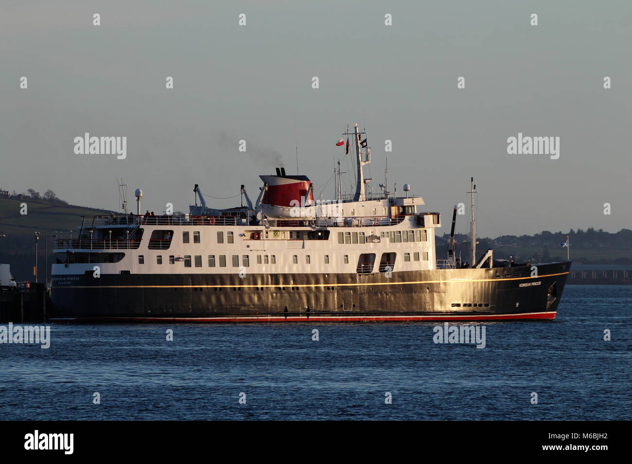 Das luxuriöse Kreuzfahrtschiff MV Hebridean Princess in Largs auf den Firth of Clyde. Stockfoto