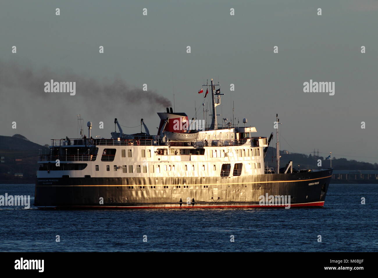 Das luxuriöse Kreuzfahrtschiff MV Hebridean Princess in Largs auf den Firth of Clyde. Stockfoto