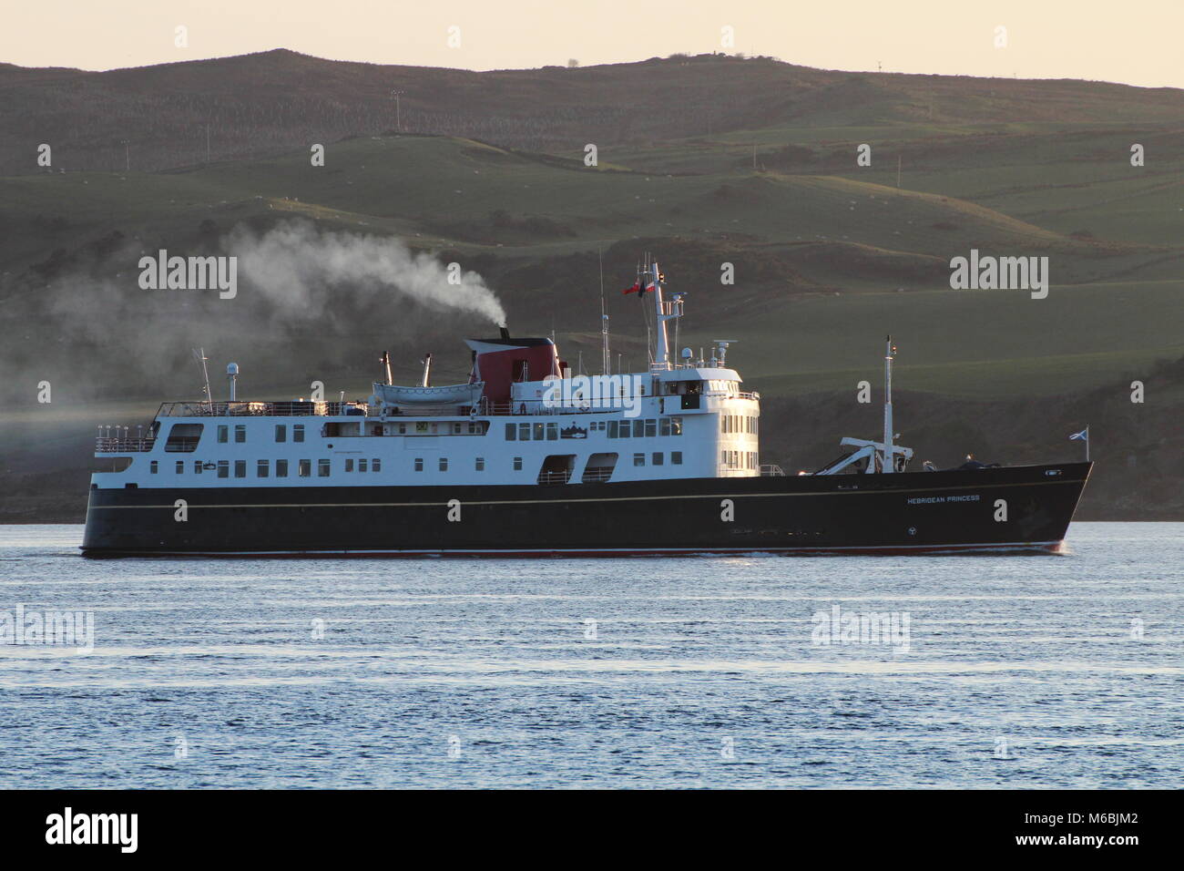 Das luxuriöse Kreuzfahrtschiff MV Hebridean Princess in Largs auf den Firth of Clyde. Stockfoto
