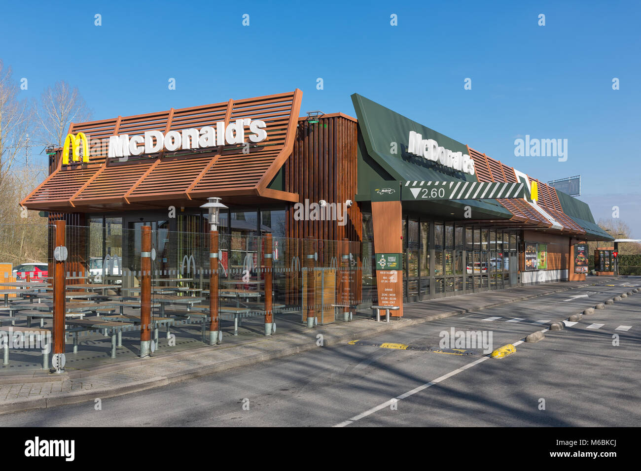 Die Außenseite des modernen Mc Donald's Fast Food Restaurant mit Drive-thru Stockfoto