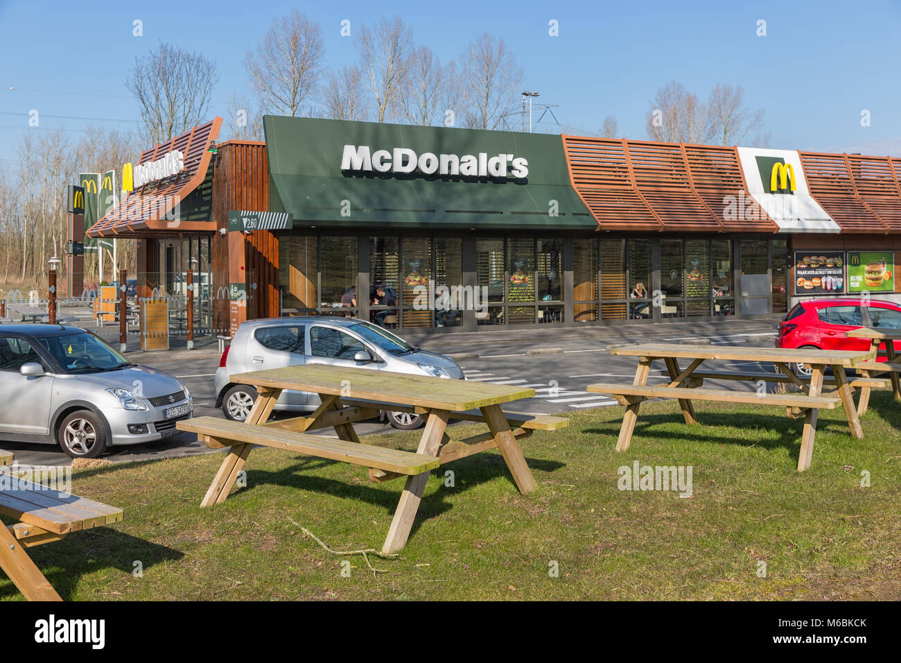 Parkplatz in der Nähe der Niederländischen Autobahn mit Mc Donald's Fast Food Restaurant Stockfoto