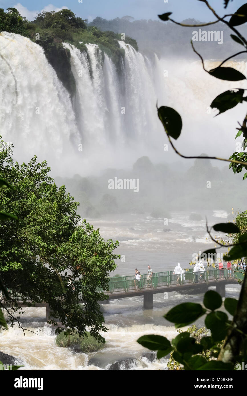 Foz do Iguaçu, PR/Brasilien - 03 April 2011: Menschen bewundern die fällt. Stockfoto