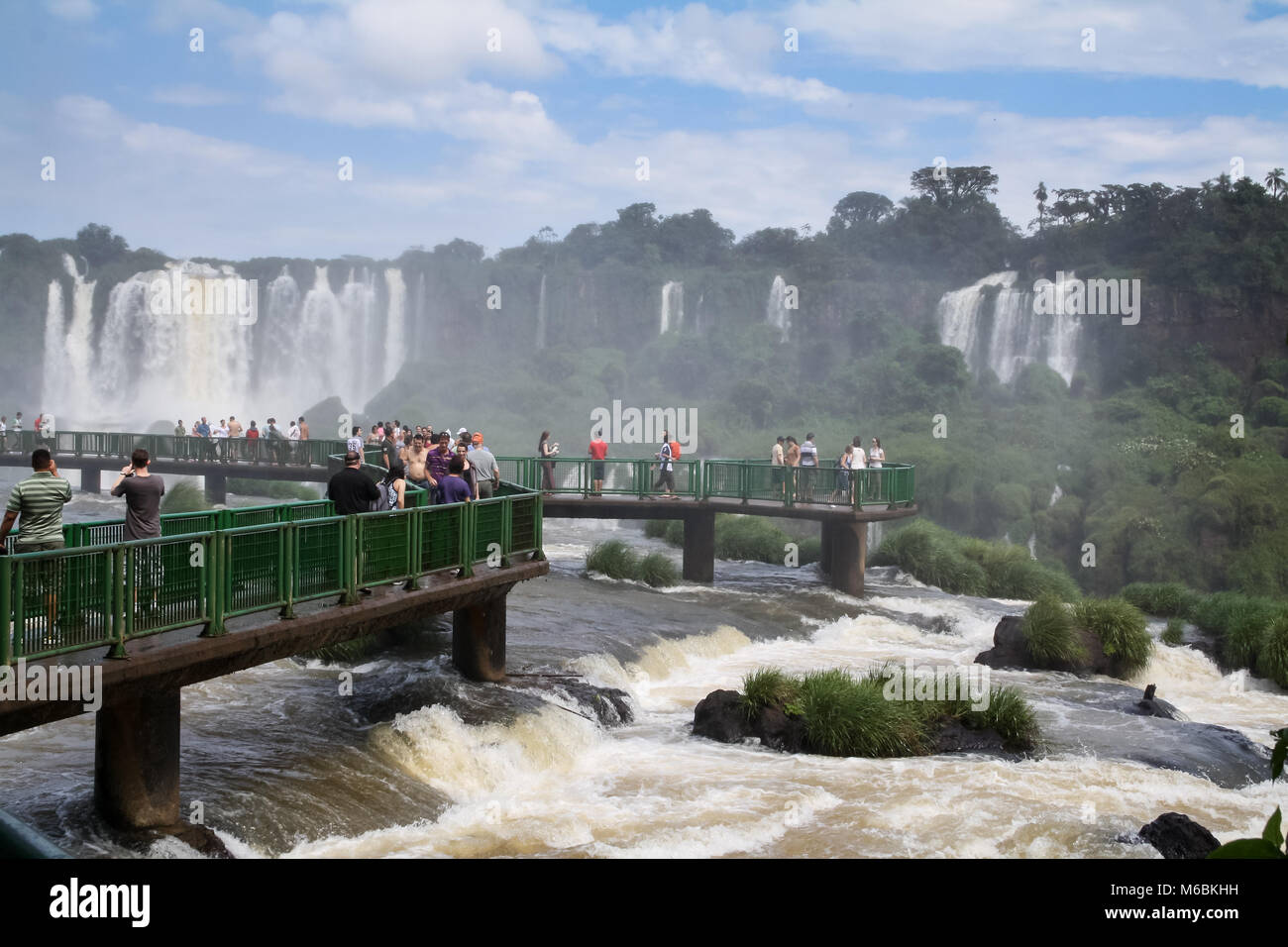 Foz do Iguaçu, PR/Brasilien - 03 April 2011: Menschen bewundern die fällt. Stockfoto