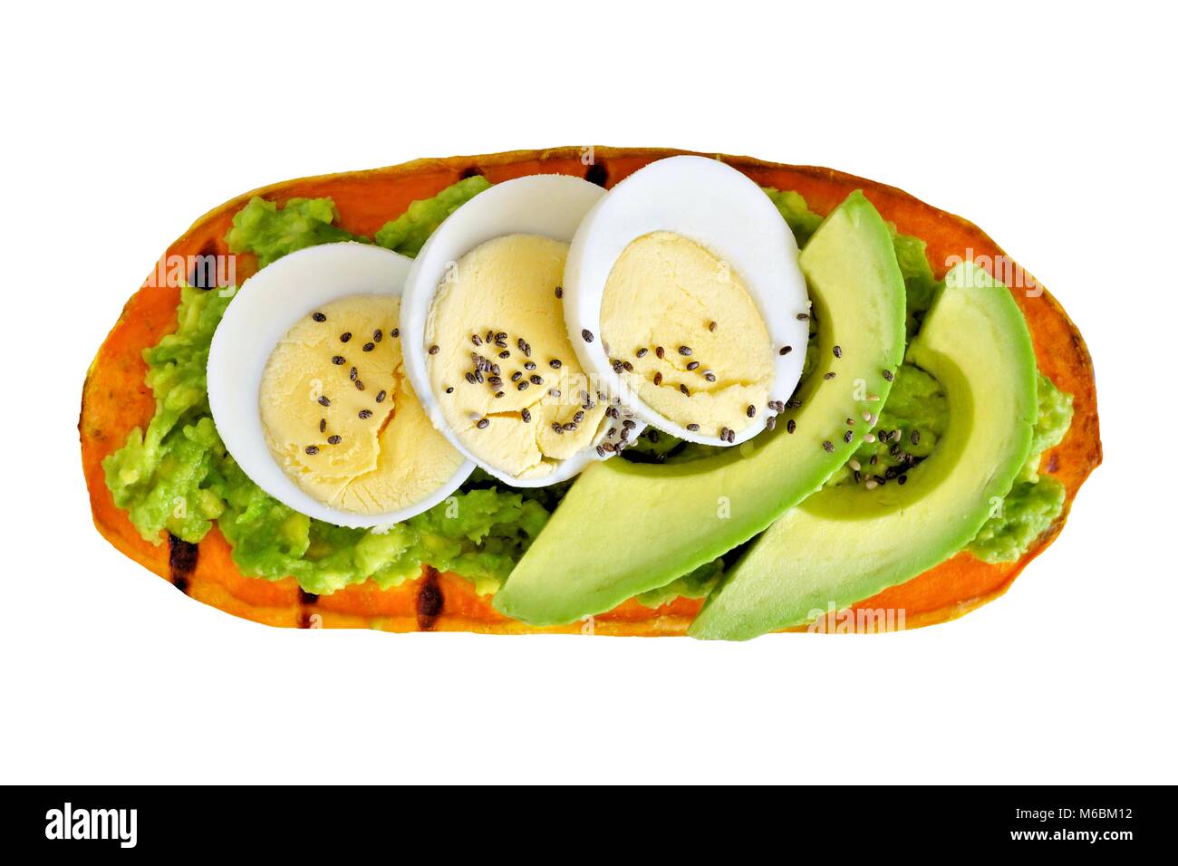 Süßkartoffel-Toast mit Avocado, Eier und Chia Samen. Auf einem weißen Hintergrund. Stockfoto