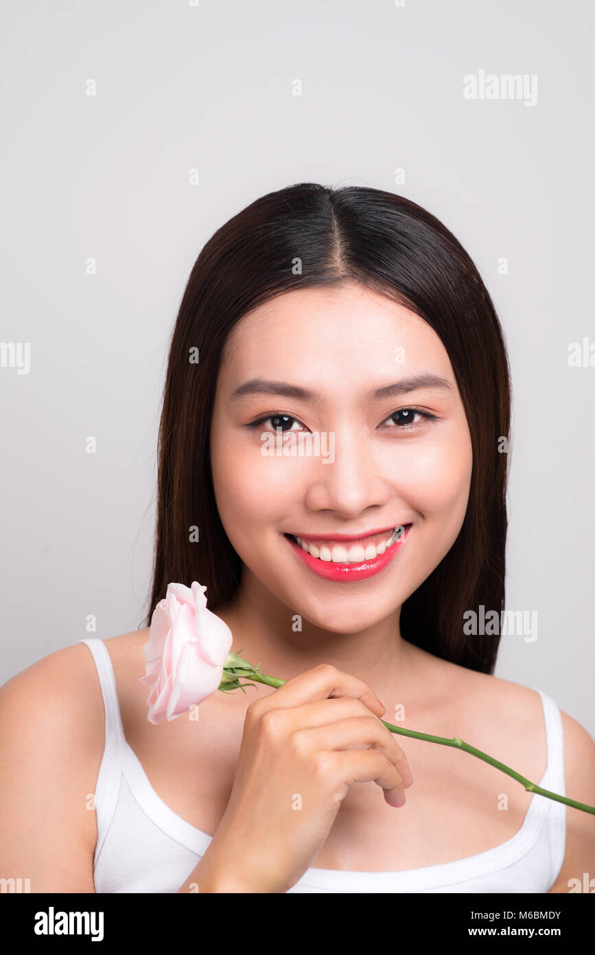 Schönheit Frau auf Kamera mit einer Rose Blume Stockfoto