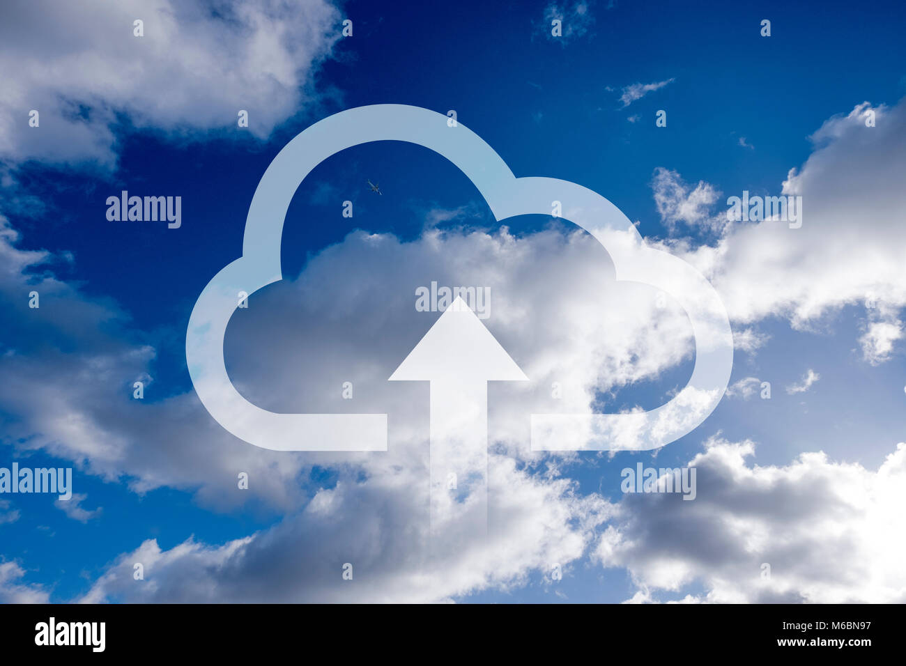 Wolke mit Pfeil nach oben, der Upload auf einen entfernten Computer Server. Blauer Himmel und Wolken Bild im Hintergrund zeigt an, dass die Zugänglichkeit Stockfoto