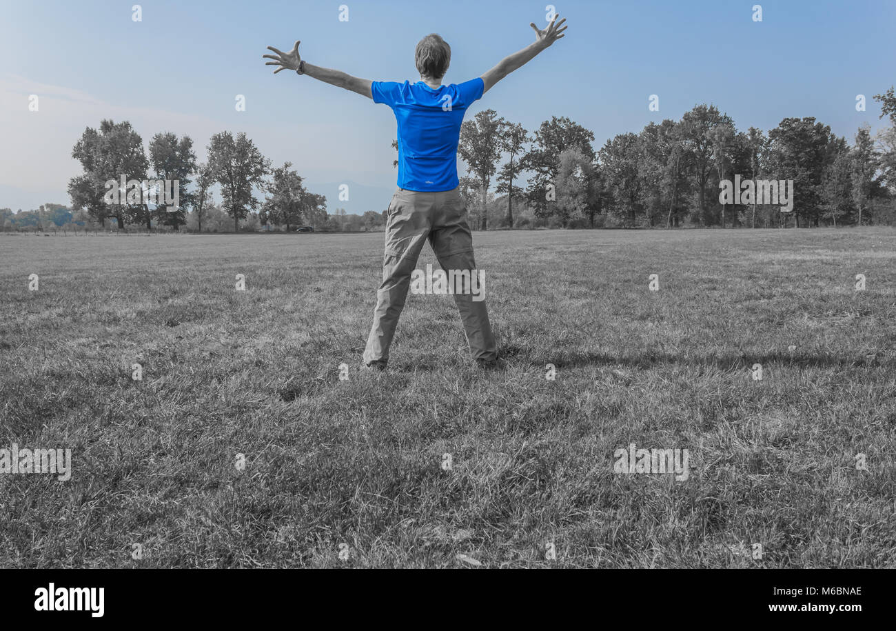 Ein gesunder Lebensstil, der ein 50 Jahre alter Mann üben Gymnastik in einem Park Stockfoto