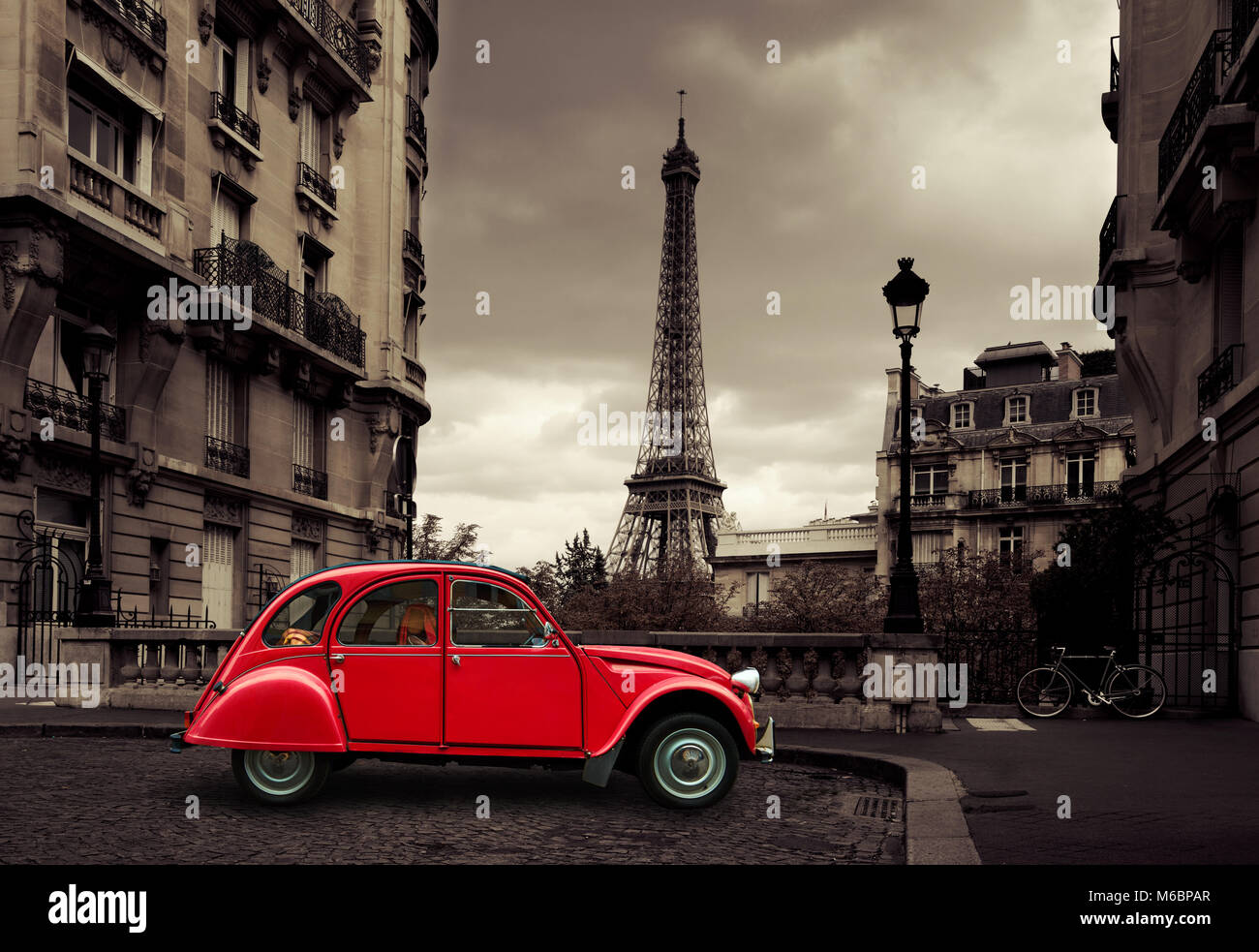 Rotes Auto in Paris, Frankreich Stockfoto