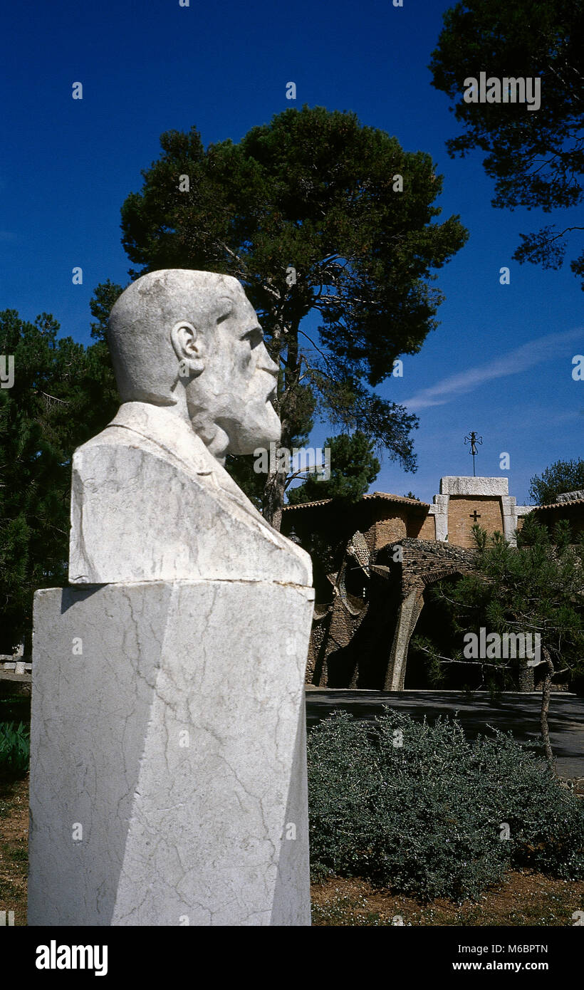 Antonio Gaudi (1852-1926). Katalanisch archutect. Skulptur in den Gärten der Krypta in der Colonia Güell entfernt. Santa Coloma de Cervello, Provinz Barcelona, Katalonien, Spanien. Stockfoto