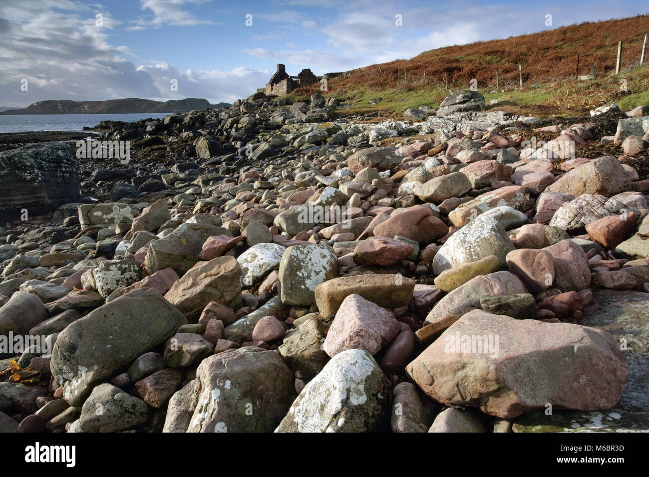 Ein Winter Blick auf die robusten und farbenfrohen Wester Ross Landschaft entlang der schottischen Küste. Stockfoto