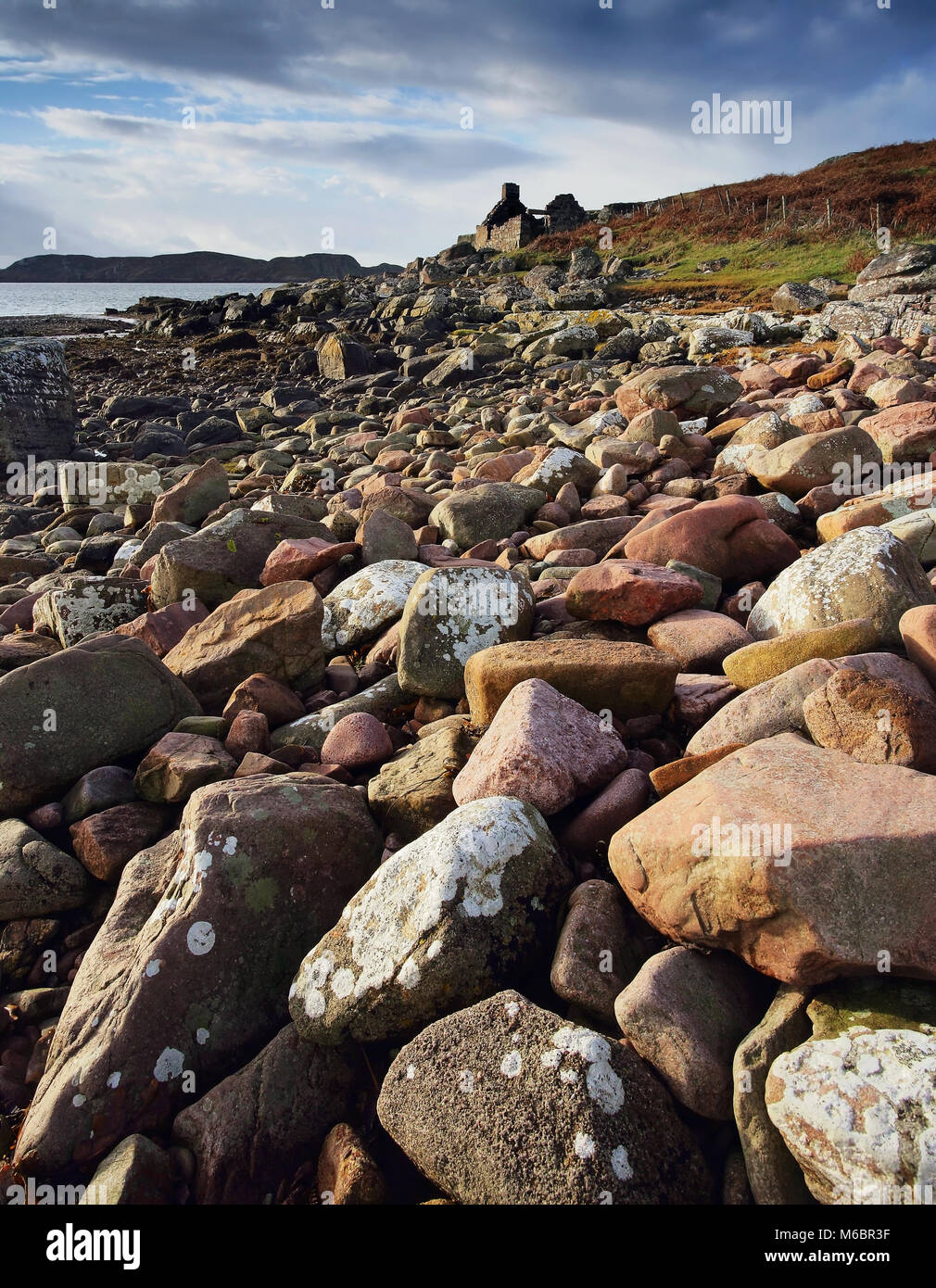 Ein Winter Blick auf die robusten und farbenfrohen Wester Ross Landschaft entlang der schottischen Küste. Stockfoto