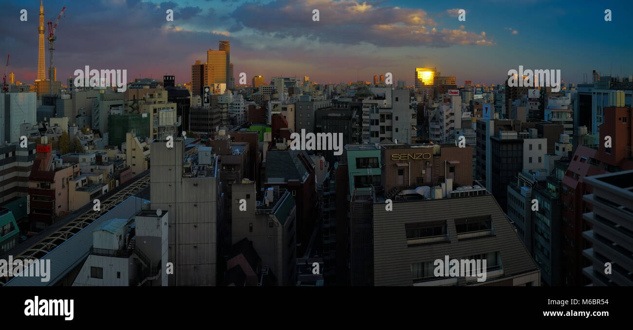 Sonne reflektiert in Fenster, Asakusabashi, Asakusa, Tokyo, Japan Stockfoto