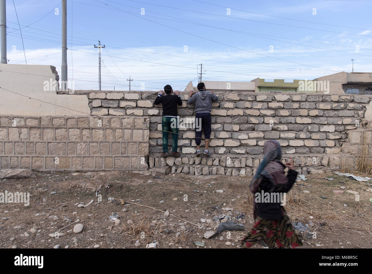 Mosul, Irak. 8. Dezember 2016 - 2 Männer Suchen Sie nach Ihren Freunden, die Sie in eine sichere Zone, die durch die irakische Armee bewacht zu ziehen, die von den Vereinten N verwaltet Stockfoto