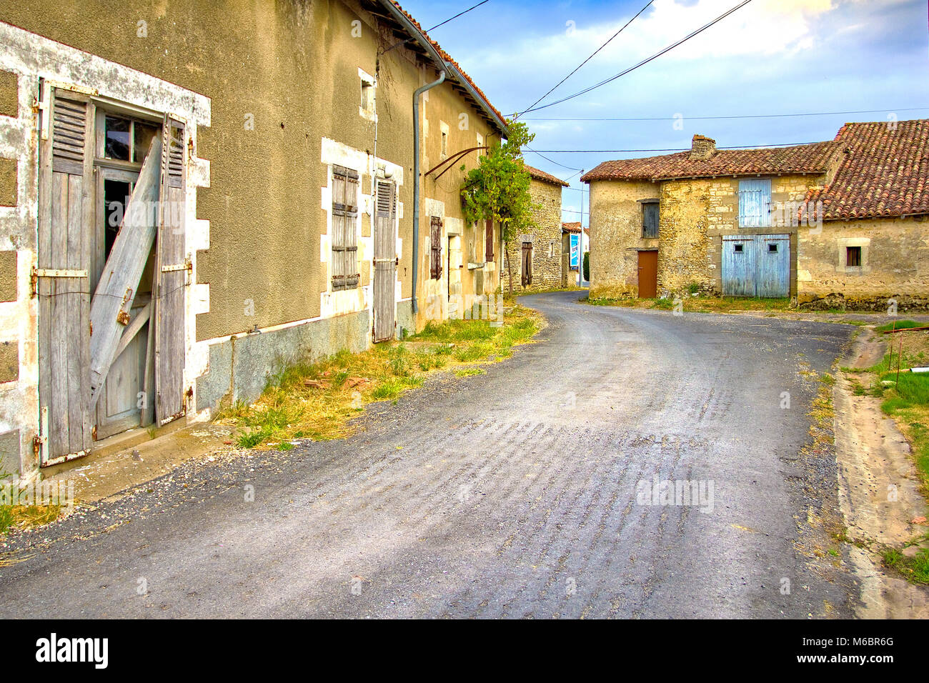 Verlassene Straße in französischen Dorf Stockfoto