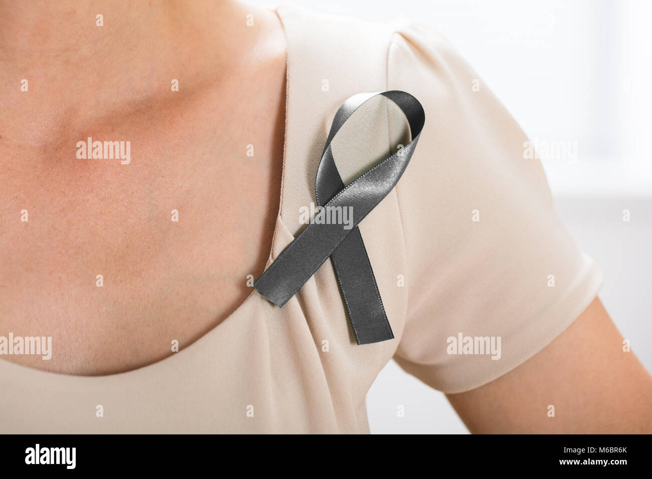 Frau mit grauen Band zu unterstützen Parkinsons Krankheit Asthma Bewusstsein Stockfoto