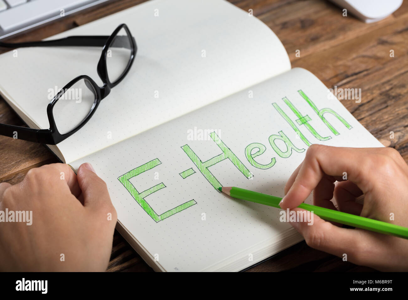 Nahaufnahme einer Businessperson Zeichnung E-Health Concept auf Notebook Stockfoto