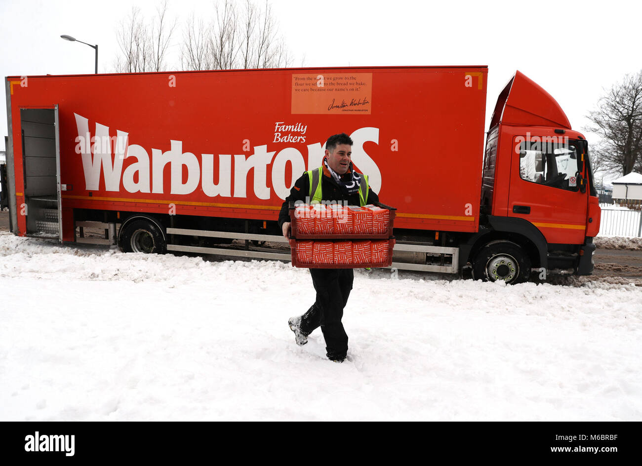 Das Brot ist im Schnee zu Sainsbury's in Larbert, in der Nähe von Falkirk geliefert, als Hunderte von Autofahrern und Bahnreisenden links Übernachtung wie extreme Wetterbedingungen in Großbritannien weiterhin Chaos anzurichten gestrandet waren. Stockfoto