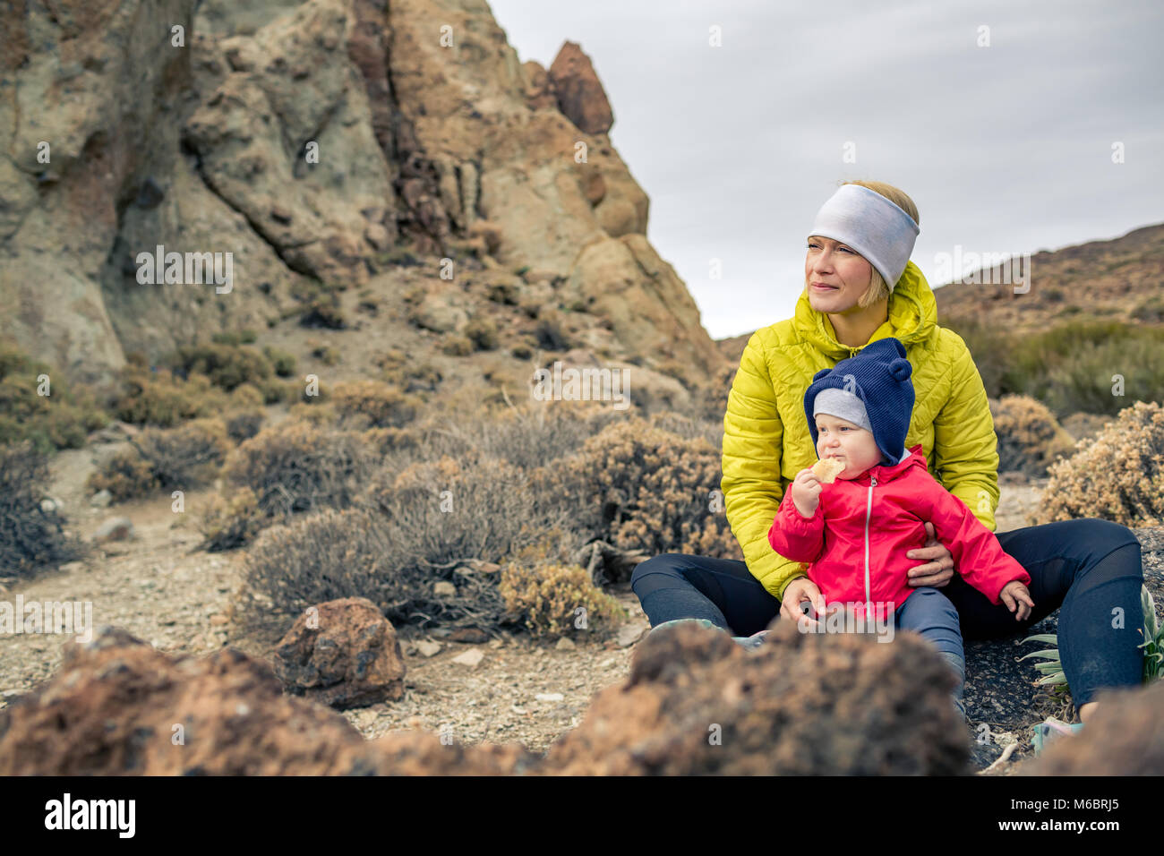 Glückliche Mutter mit kleinen Jungen in die Berge reisen. Wandern und Camping Abenteuer mit Kind auf Herbst Familie Reise. Urlaub Reise mit Kind, wir Stockfoto