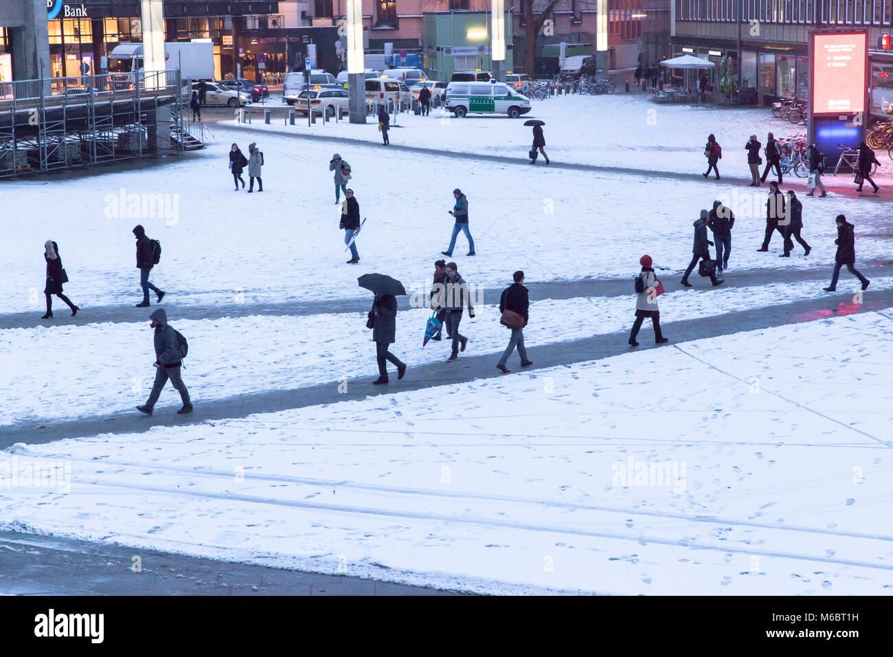 Deutschland, Köln, dem Platz vor dem Hauptbahnhof, Schnee, Winter. Deutschland, Koeln, Bahnhofsvorplatz, Schnee, Winter. Stockfoto