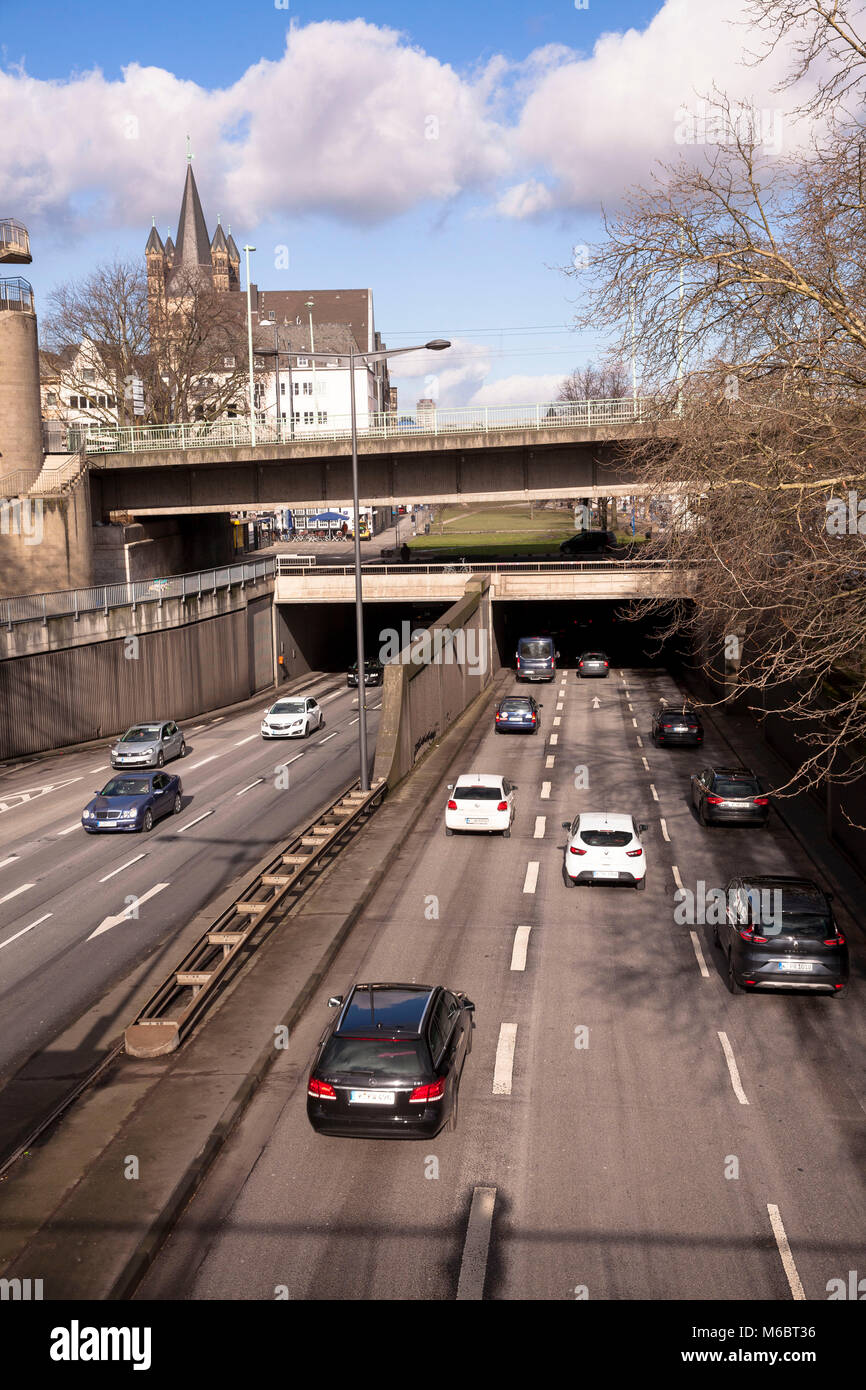 Deutschland, Köln, Rheinufer Straße in der Nähe von Maritim Hotel, Blick nach Norden, Eingang zum Rheinufer Tunnel. Deutschland, Koeln, Rheinuferstrasse bin M Stockfoto