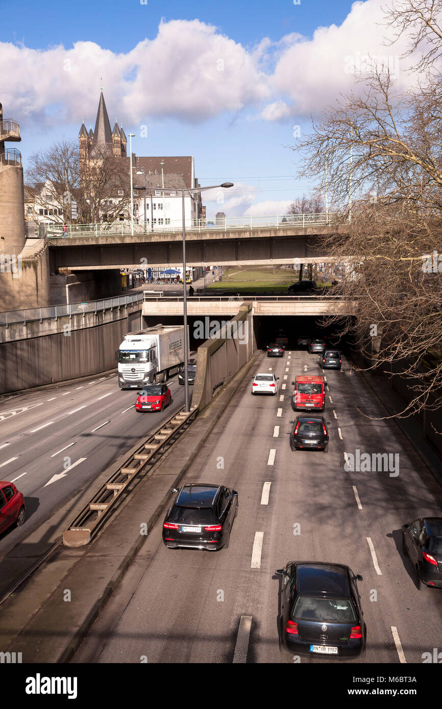 Deutschland, Köln, Rheinufer Straße in der Nähe von Maritim Hotel, Blick nach Norden, Eingang zum Rheinufer Tunnel. Deutschland, Koeln, Rheinuferstrasse bin M Stockfoto